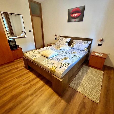 Guest House Casa Mia - Rooms & Apartments Ровинь Экстерьер фото