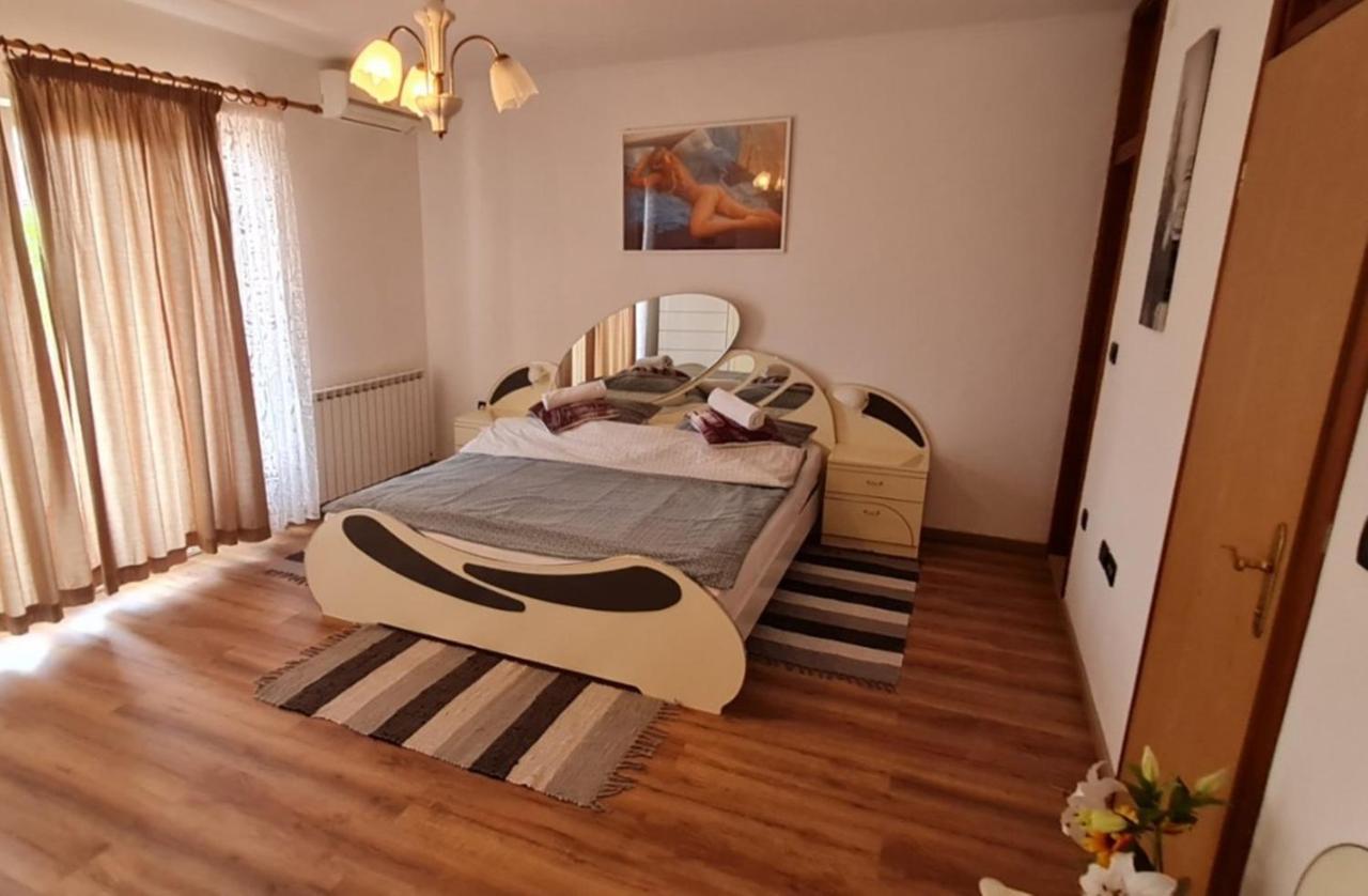 Guest House Casa Mia - Rooms & Apartments Ровинь Экстерьер фото