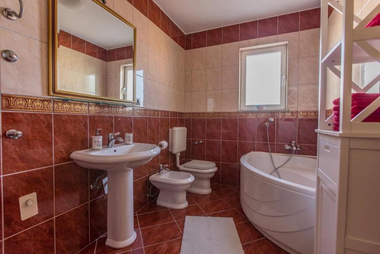 Guest House Casa Mia - Rooms & Apartments Ровинь Экстерьер фото
