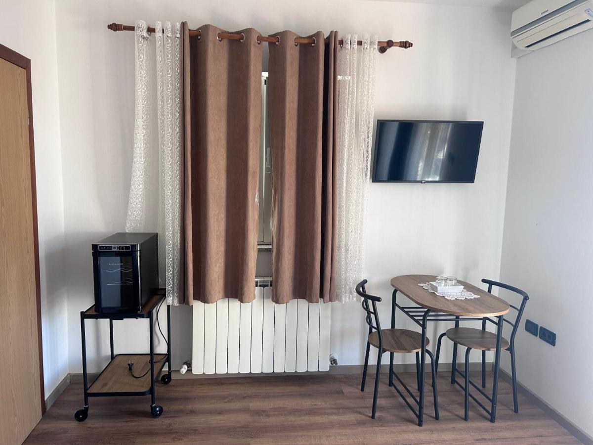 Guest House Casa Mia - Rooms & Apartments Ровинь Экстерьер фото