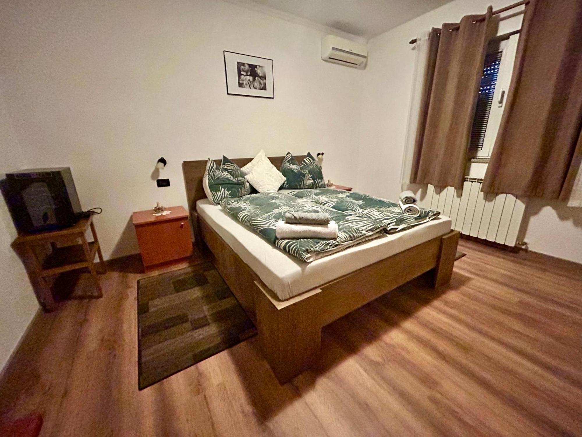 Guest House Casa Mia - Rooms & Apartments Ровинь Экстерьер фото
