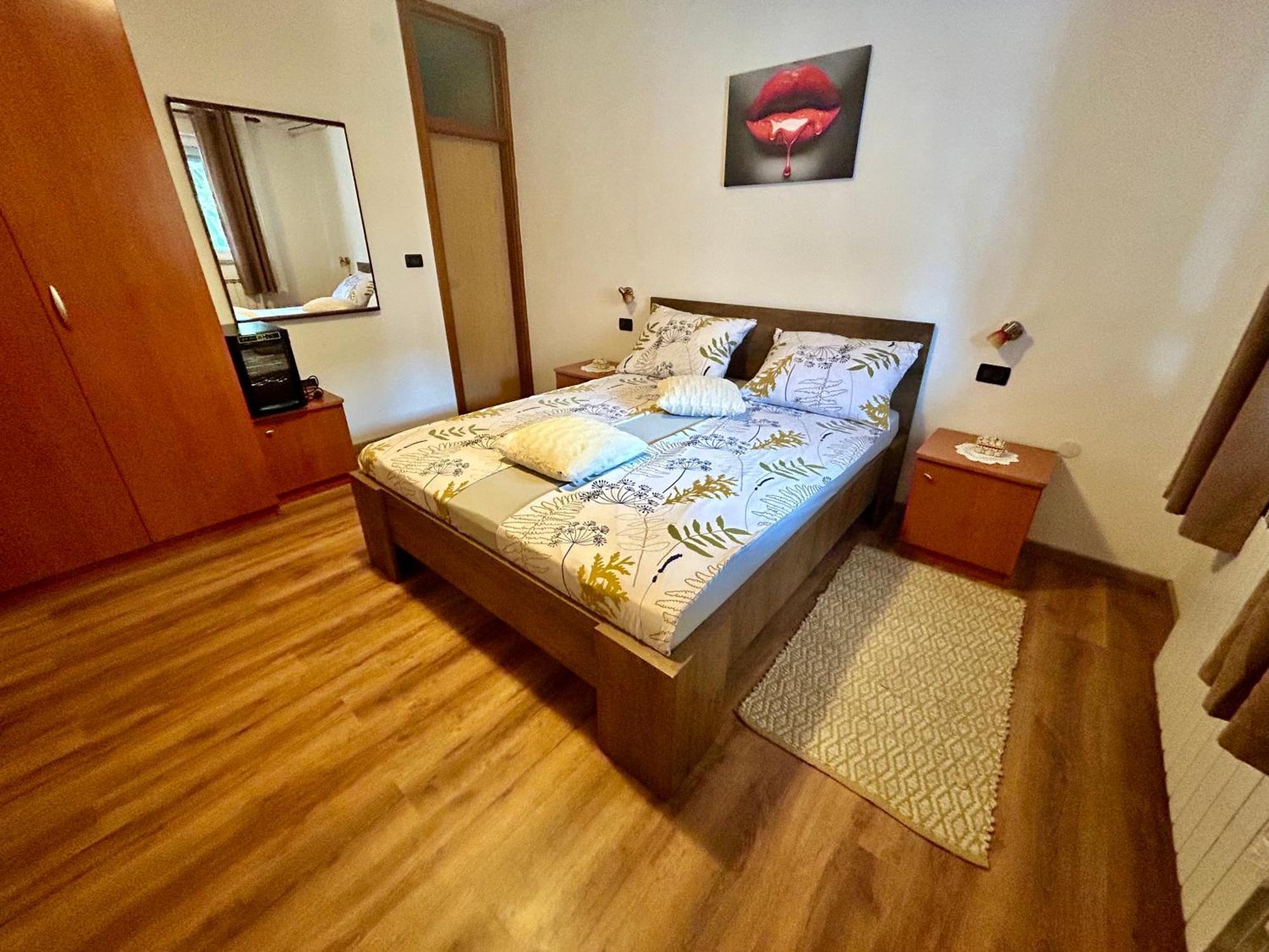 Guest House Casa Mia - Rooms & Apartments Ровинь Экстерьер фото